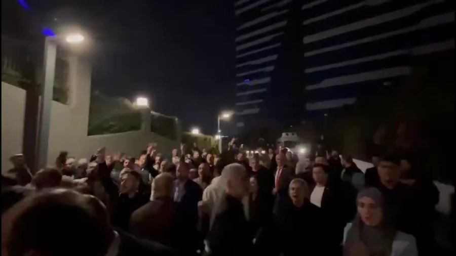 İYİ PARTİLİLER A HABER ÖNÜNDE ONUR ERİM’İ PROTESTO ETTİ