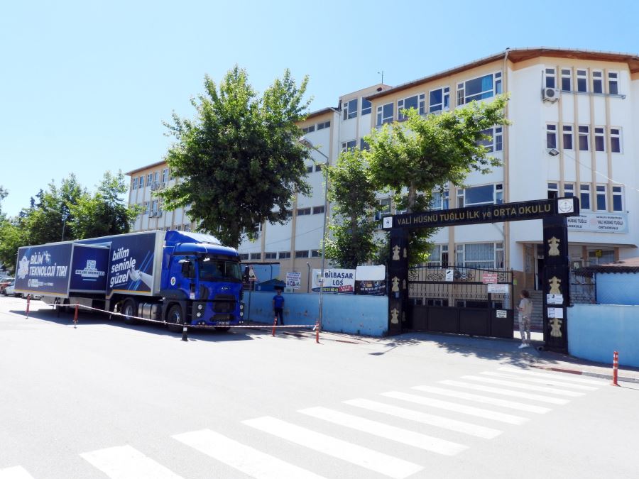 Kepez’in Mobil Bilim Tırı okullarda