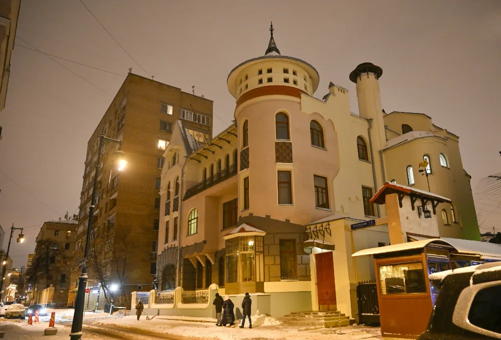Moskova’da Suriye Büyükelçiliği binasından Suriye bayrağı kaldırıldı