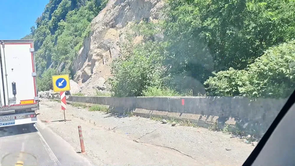 Sarp Sınır Kapısı’na giden yoldaki daralmaya şoförlerden tepki