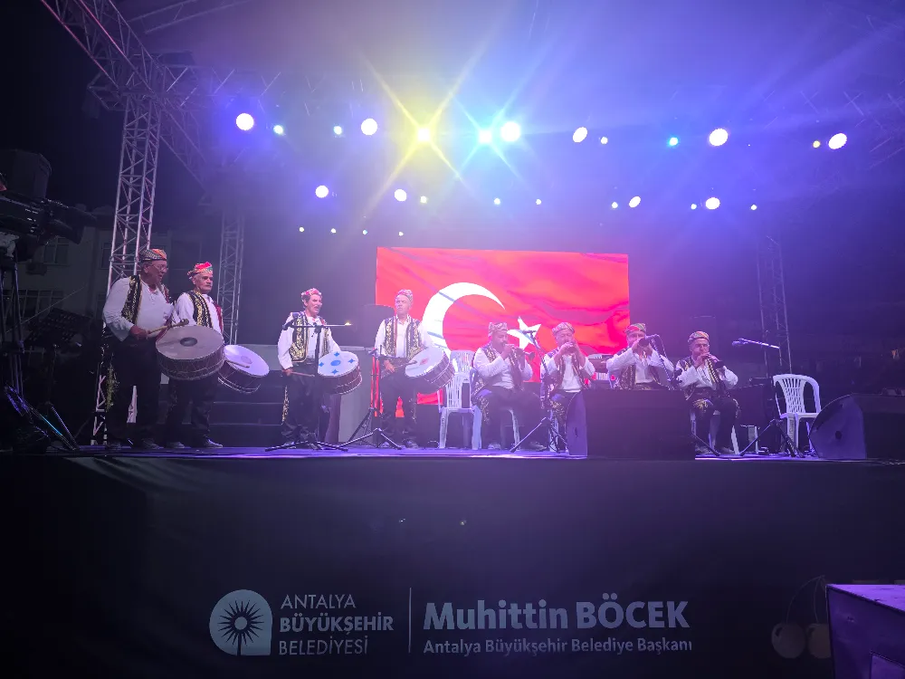 KONSERLERİN İLK GÜNÜNDE, MAHALLİ SANATÇILAR SAHNEYE ÇIKTILAR