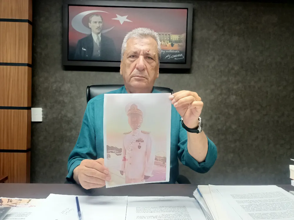 Amiral üniforması giyen Botir Rahimov