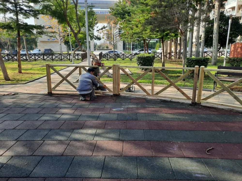 KONYAALTI’NDA PARKLAR YENİLENİYOR   