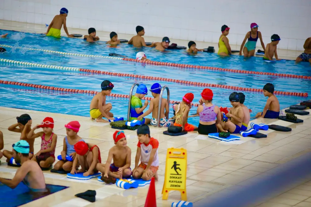 Kepez’de havuz keyfi kışında sürüyor  