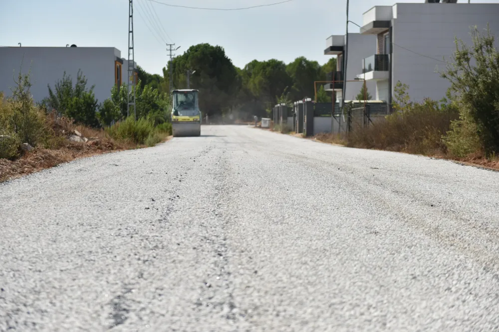 Kepez’in Odabaşı Mahallesi’ndeki 30 sokakta sathi asfalt hazırlığı