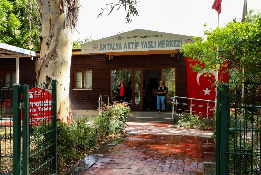 65 yaş üstü vatandaşların sosyal buluşma noktası
