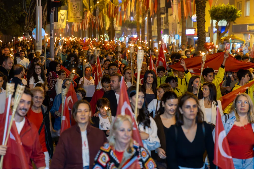 MANAVGAT’TA FENER ALAYI, KORTEJ VE RETROBÜS KONSERİYLE CUMHURİYET BAYRAMI COŞKUSU ZİRVEYE ULAŞTI