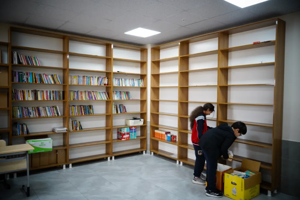 KONYAALTI BELEDİYESİ OKUL KÜTÜPHANESİNE KİTAP BAĞIŞI YAPTI