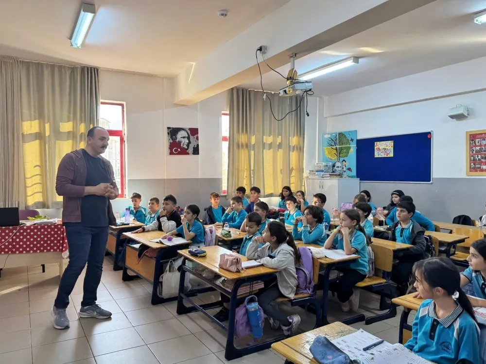 BAŞKAN KOTAN İLKOKUL ZİYARETİNDE ÖĞRENCİLERLE BULUŞTU