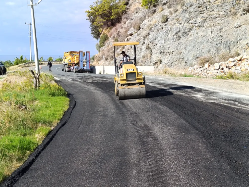 Alanya’da yol bakım mesaisi devam ediyor