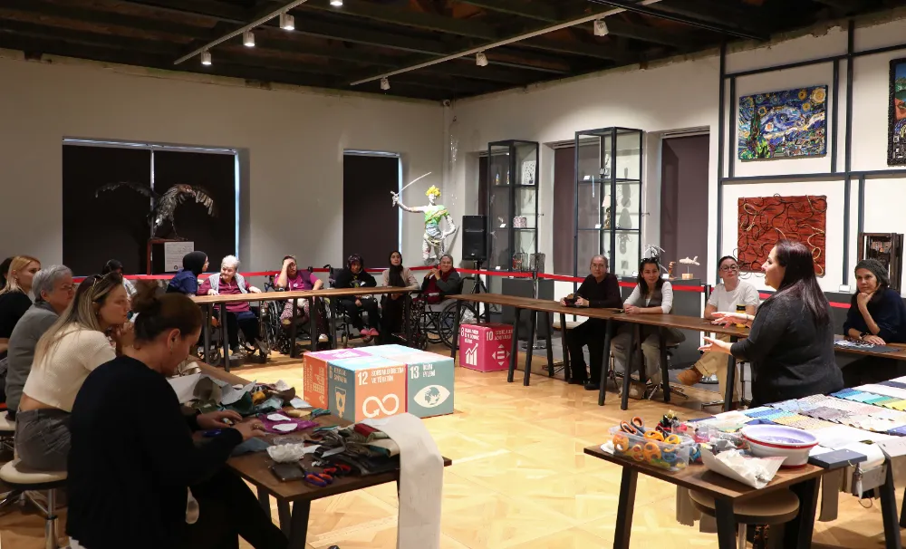 Atık kumaşlar kadınların emeğiyle yılbaşı neşesine dönüştü