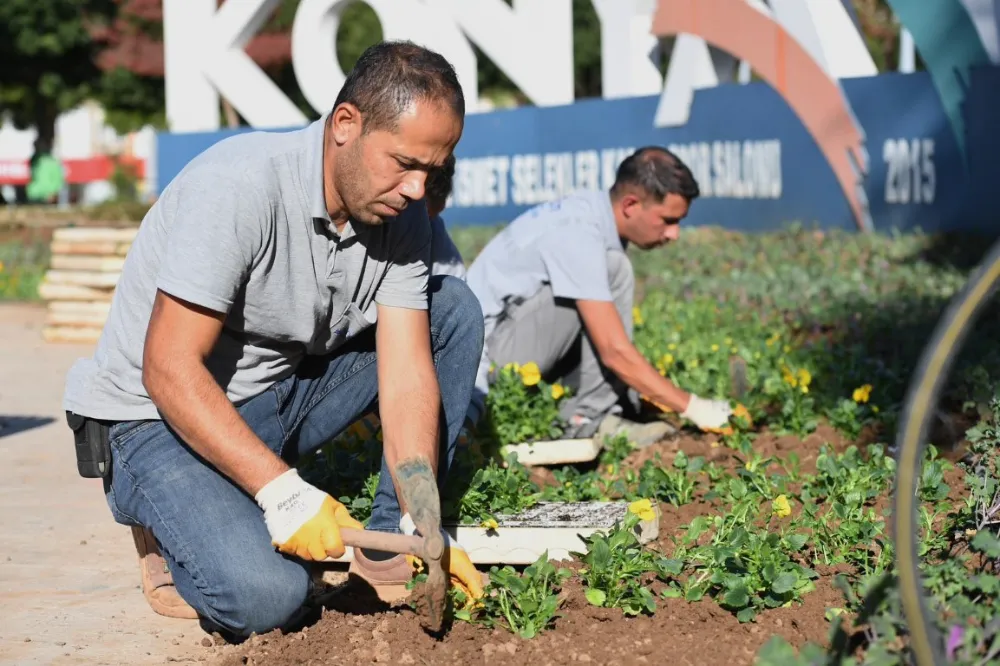 KONYAALTI’NDA MEVSİMLİK ÇİÇEK EKİMİ DEVAM EDİYOR