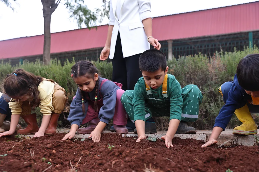 Minikler “Bir Saksı Bir Umut” projesiyle toprakla buluştu