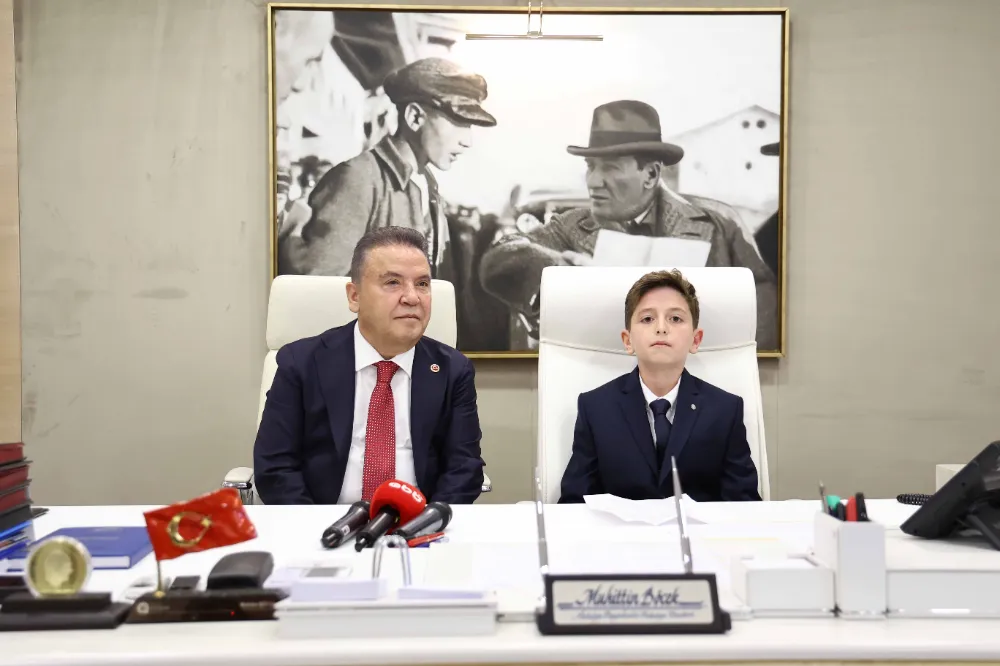 Başkan Böcek makamını çocuk başkana devreti