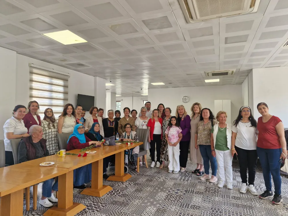 Anneler Gününde CHP Kepezli kadınlar yaşlıları unutmadı 