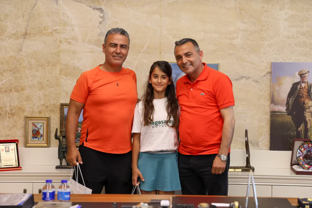 MANAVGAT’IN GURURU MAVİ ASYA YILDIRIM’DAN BAŞKAN KARA’YA ZİYARET