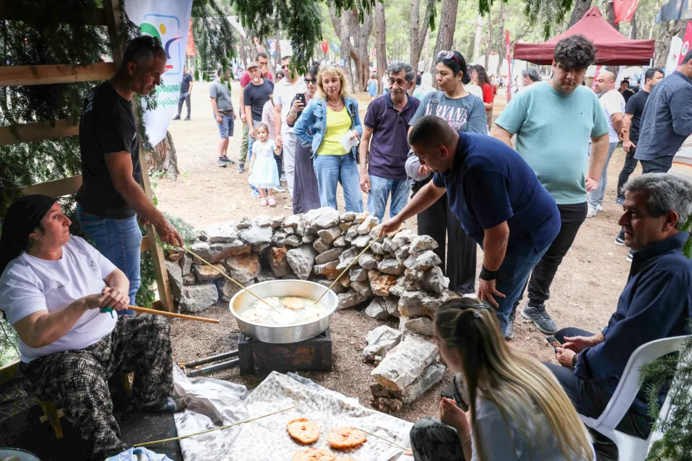 BAŞKAN NİYAZİ NEFİ KARA, ANTALYA YÖRÜK TÜRKMEN FESTİVALİ’NDE HEMŞEHRİLERİYLE BULUŞTU