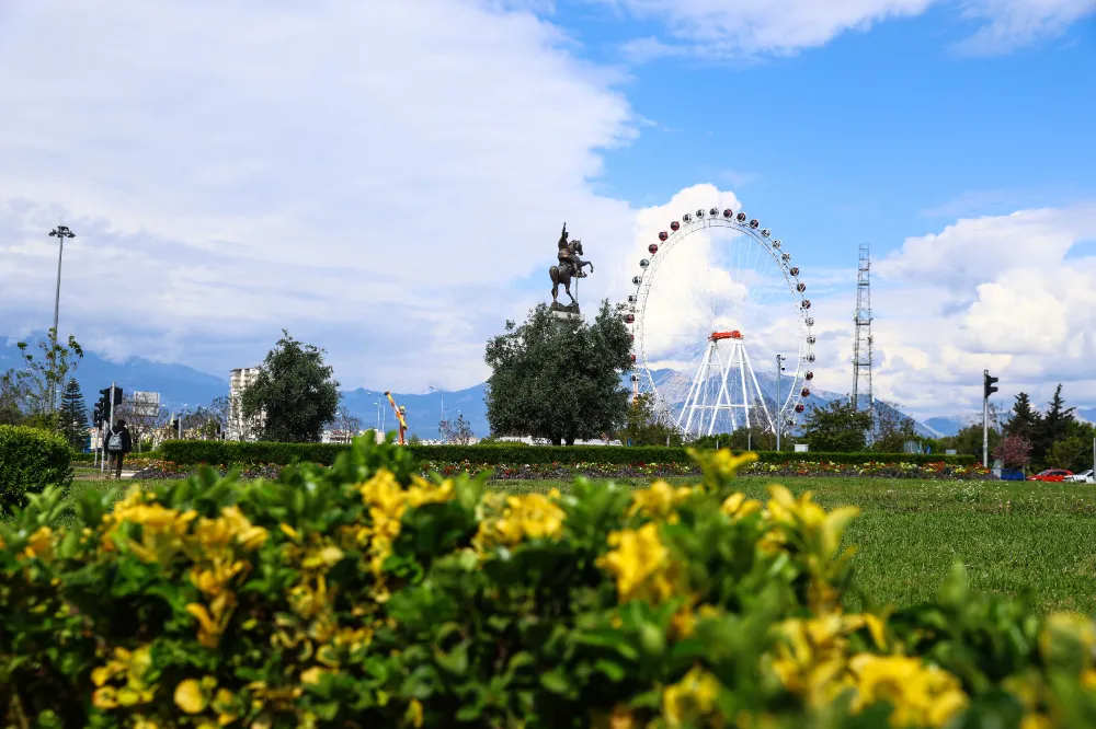 Antalya yaz renklerine bürünüyor