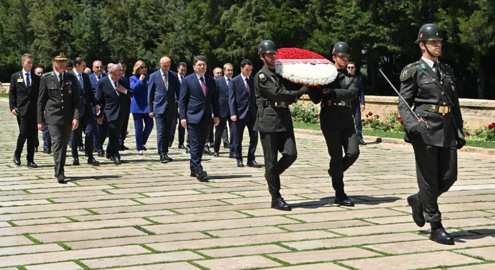 Adalet Bakanı Tunç, Hakimler ve Savcılar Kurulu üyeleriyle birlikte Anıtkabir’i ziyaret etti