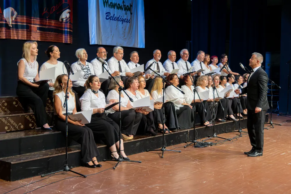 MANAVGAT BELEDİYESİ TSM KOROSU’NDAN “SOLİSTLER GEÇİDİ” KONSERİ