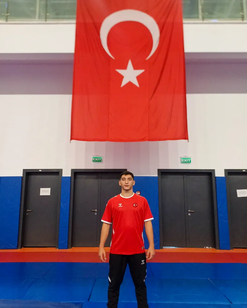 MANAVGATLI GÜREŞÇİDEN MİLLİ GURUR
