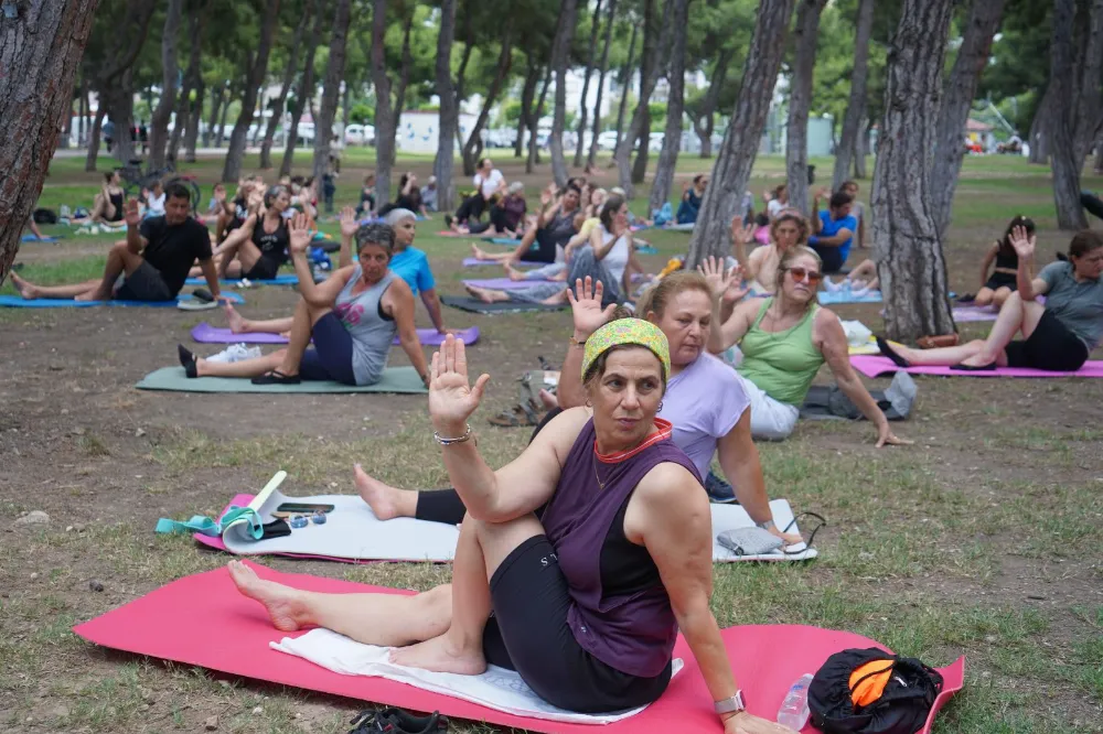 KONYAALTILILAR KEMAN DİNLETİSİ EŞLİĞİNDE YOGA YAPTI   