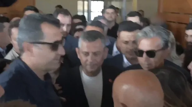 CHP Genel Başkanı Özel’i, İstanbul Havalimanı’nda partililer karşıladı