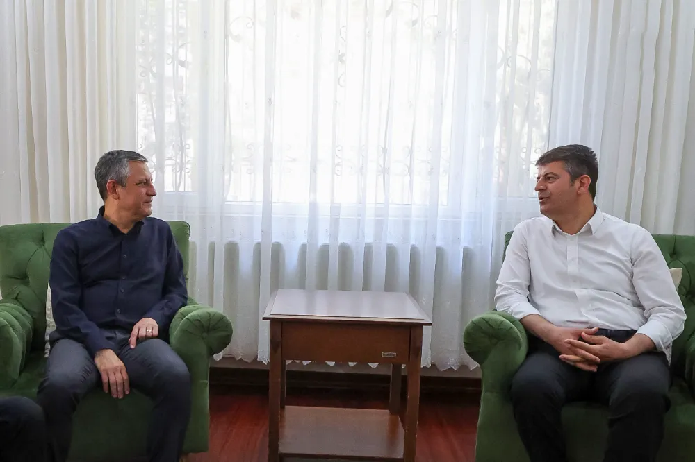 CHP Genel Başkanı Özel, ev hapsinde bulunan Adıyaman Belediye Başkanı Tutdere’yi ziyaret etti