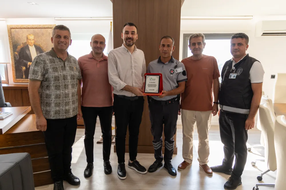 MANAVGAT BELEDİYESİ’NDEN KAHRAMAN GÜVENLİK GÖREVLİSİNE PLAKET