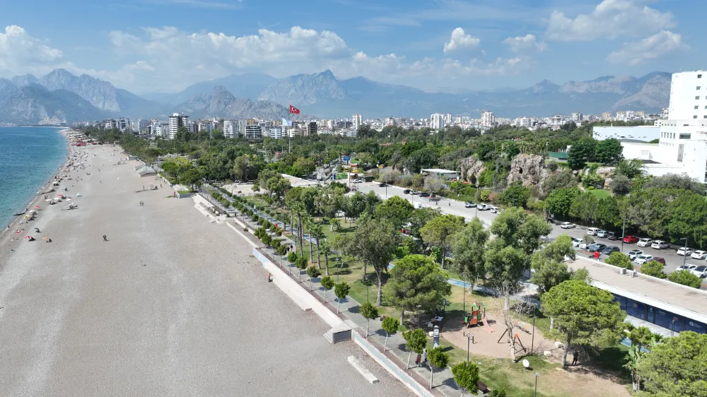 Büyükşehir’den Konyaaltı Sahili’nde temizlik seferberliği