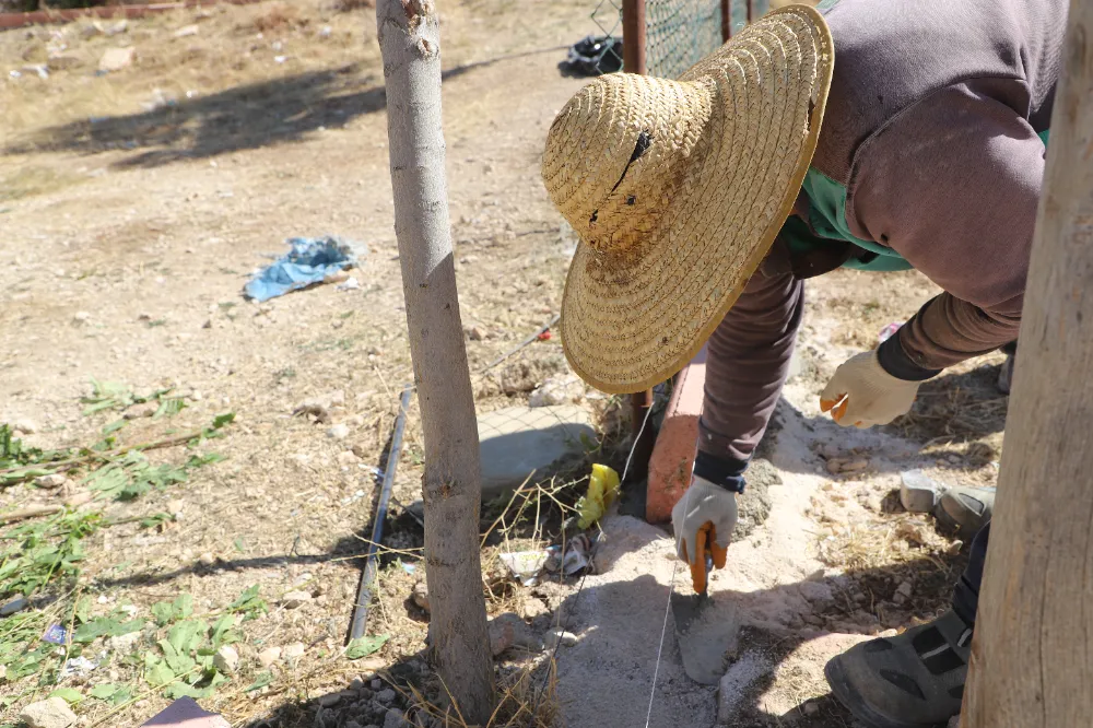 Korkuteli Belediyesi Deforme Olan Parklara Bakım Yapıyor