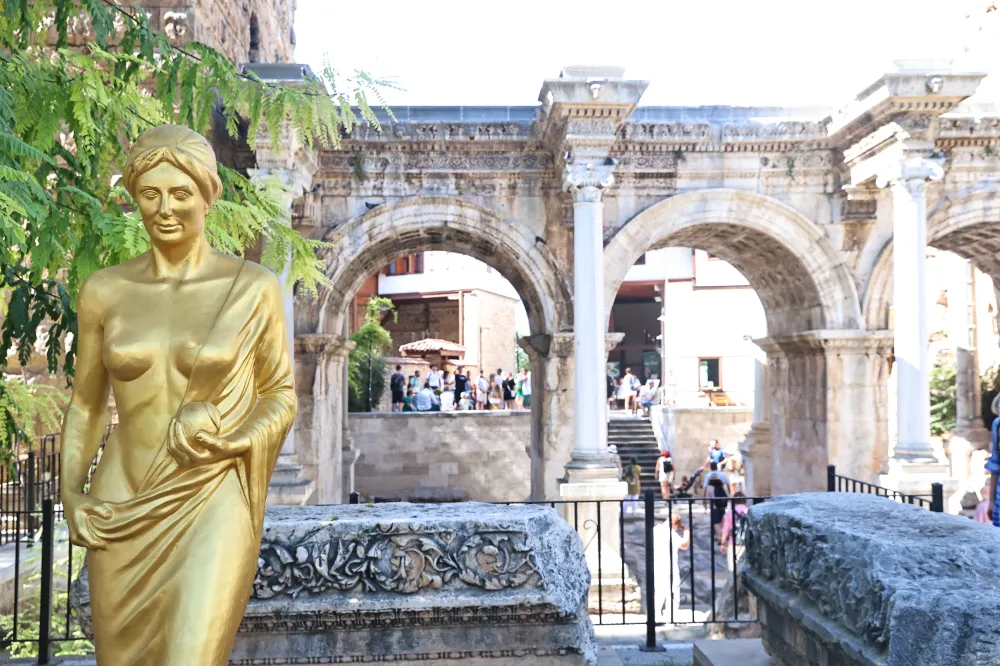 Venüs heykelleri kenti süslemeye başladı