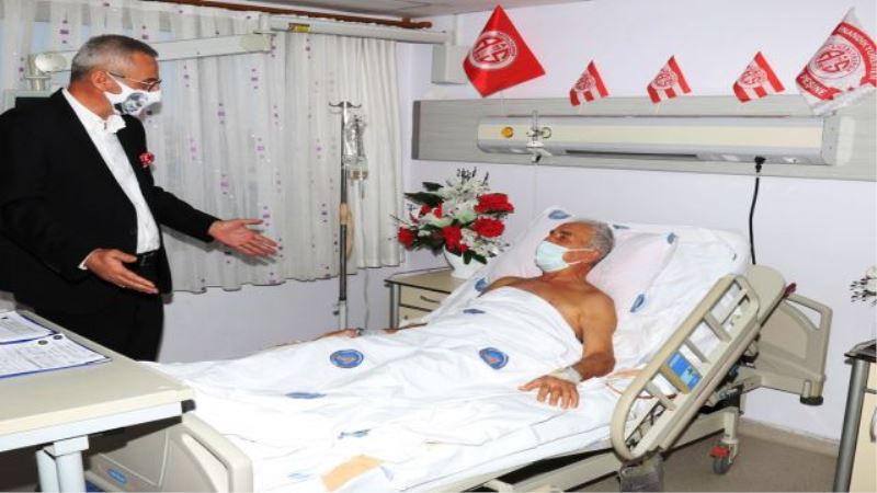 Başkan Yılmaz’dan ayağının tozuyla “Amigo Ali Dayı”ya Geçmiş Olsun Ziyareti