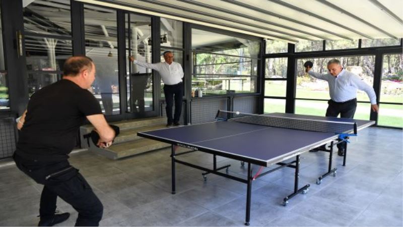 Esen, Sümer Ezgü ile masa tenisi oynadı