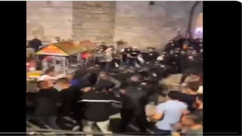 İsrail polisi, Mescid-i Aksa’ya saldırdı