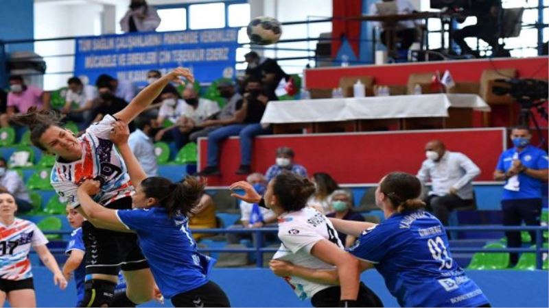 Mavi Kelebekler’den lidere çelme