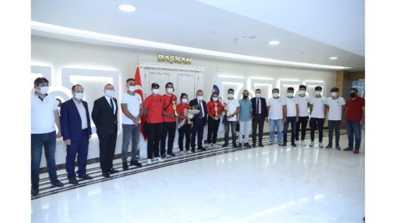 Raftingcilerden Başkan Böcek