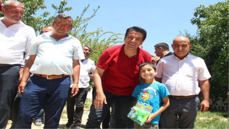 Genç bayram tatilini vatandaşlarla bir arada geçirdi