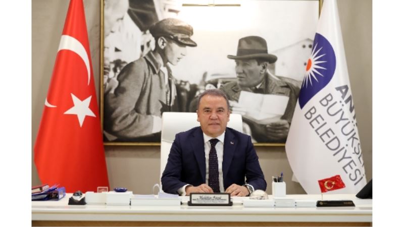 Başkan Böcek gençleri yalnız bırakmadı