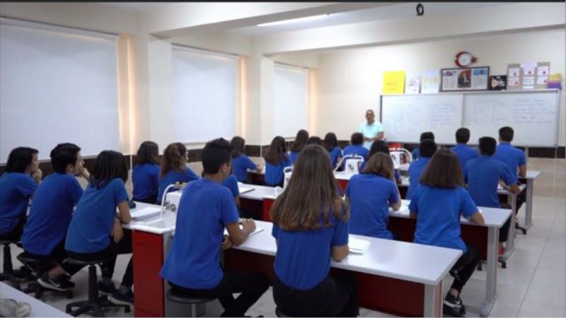 Sınıfa dalıp öğrenciyi darp ettiler