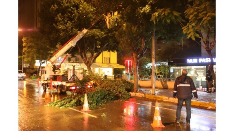Antalya Büyükşehir’in yağmur ve fırtına ile çetin  imtihanı