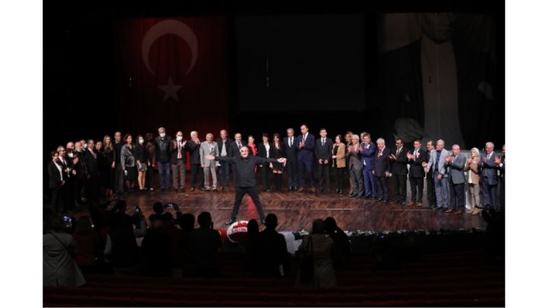 Başöğretmen Atatürk Ödülü Sunay Akın’a