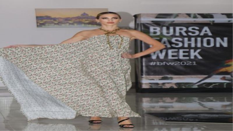 TESCİLLİ GÜZELLER TASARIMCI LEYLA ULUK DEFİLESİNDE GÖZ KAMAŞTIRDI   