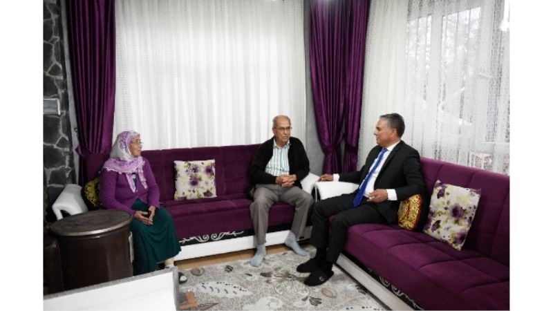 Uysal, ilkokulu öğretmenini ziyaret etti