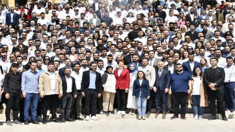 Akşener gençlerle Ata’nın huzuruna çıktı