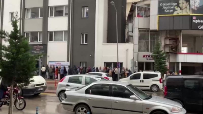NİĞDE İŞKUR ÖNÜNDE YAĞMURA RAĞMEN KUYRUK