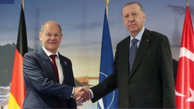 ERDOĞAN, MADRİD’DE ALMANYA BAŞBAKANI SCHOLZ İLE GÖRÜŞTÜ