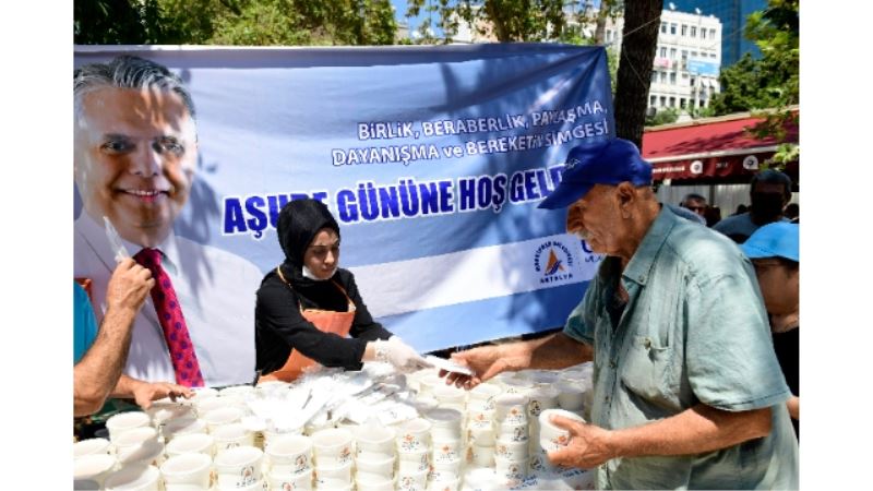 Muratpaşa Belediyesi Aşure İkramı Yaptı