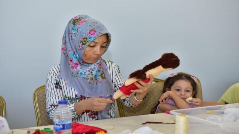Oyuncak ve Sanat Atölyesi’nde anne ve çocuklar çok mutlu