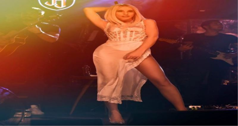 Şarkıcı Gülşen bikini üstüyle ayna pozu paylaştı, beğeniler yağmur oldu yağdı